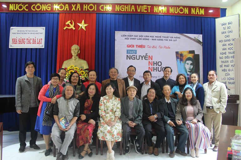 Các văn nghệ sĩ Lâm Đồng và Đà Nẵng chụp hình lưu niệm tọa đàm