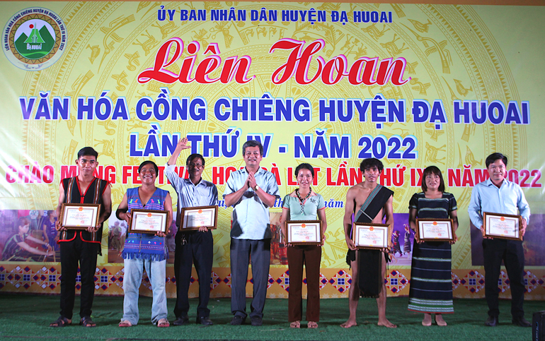 Ông Lưu Hồng Long – Phó Chủ tịch UBND huyện trao giải cho các đơn vị