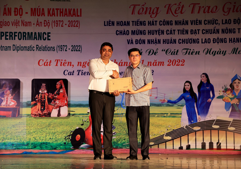Ngài Tổng lãnh sự Ấn Độ tại TP Hồ Chí Minh tặng sách về các đền tháp Ấn Độ cho huyện Cát Tiên