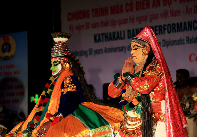 Nghệ sĩ múa Kathakali chỉ toàn đàn ông, đóng luôn cả các vai phụ nữ