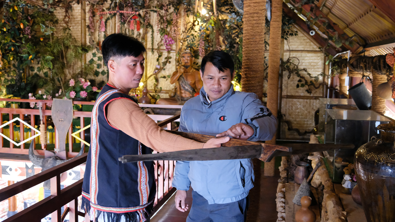 Anh Nguyễn Văn Thiện (bìa trái) mong muốn lưu giữ những hình ảnh đẹp về văn hóa truyền thống người K’Ho