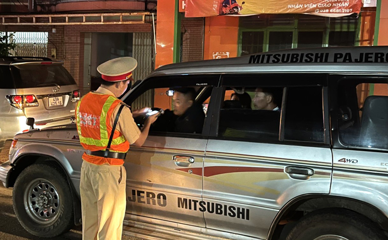 Công an huyện Bảo Lâm lập chốt xử lý vi phạm trật tự an toàn giao thông trong ngày đầu ra quân tấn công, trấn áp tội phạm dịp cuối năm