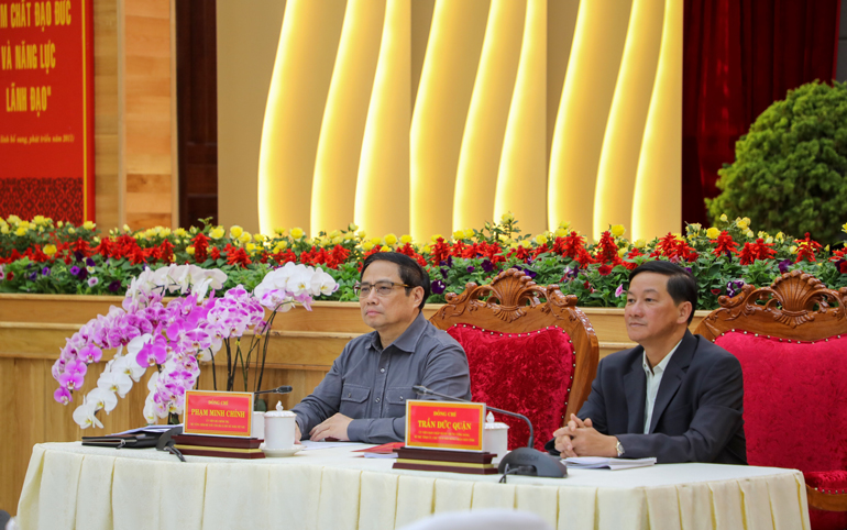 Thủ tướng Chính phủ Phạm Minh Chính và Bí thư Tỉnh ủy Lâm Đồng Trần Đức Quận chủ trì buổi làm việc