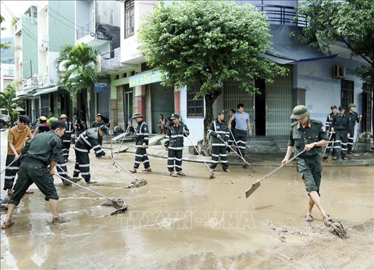 Lực lượng Cảnh sát cơ động tham gia dọn dẹp, vệ sinh lại nhiều đoạn đường tại Phường Ghềnh Ráng,TP Quy Nhơn, Bình Định