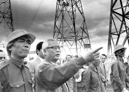 Thủ tướng Võ Văn Kiệt trong ngày hoàn thành đường dây tải điện 500 KV Bắc-Nam (tháng 5/1994)