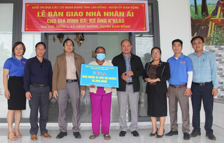  Đoàn công tác của Khối thi đua các cơ quan Đảng tỉnh và Huyện ủy Đam Rông trao bảng tượng trưng hỗ trợ kinh phí xây dựng Nhà Nhân ái cho bà Rơ Ông K’ Klás