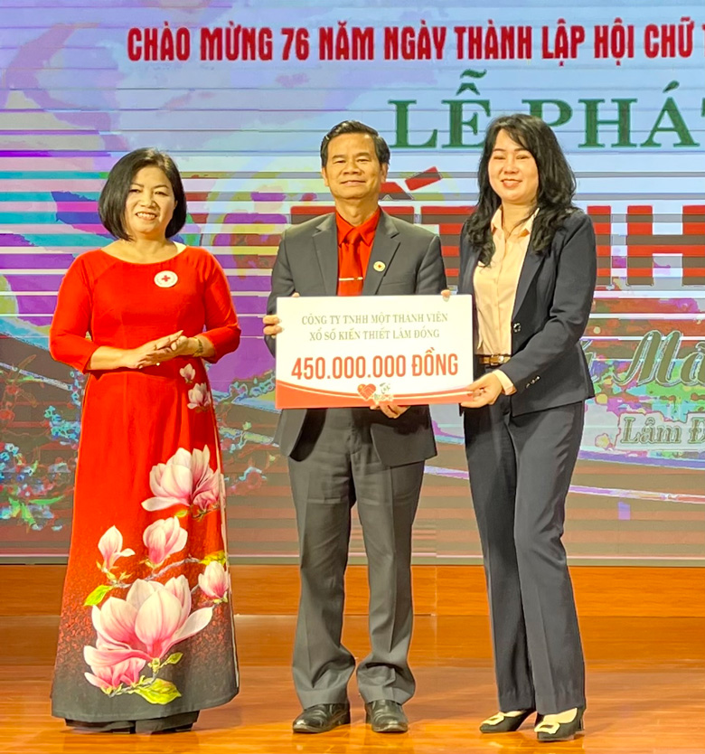 Các tổ chức, cá nhân, công ty, doanh nghiệp trao bảng tượng trưng ủng hộ nguồn lực cho phong trào Tết Nhân ái năm 2023 tại Lâm Đồng