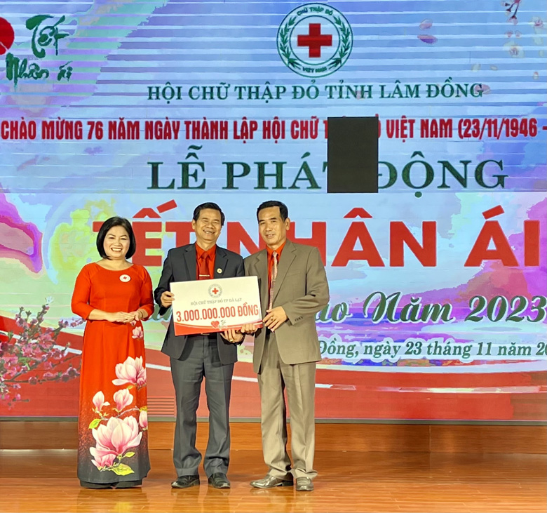 Ông Trần Ngọc Tú - Chủ tịch Hội Chữ thập đỏ TP Đà Lạt trao bảng tượng trưng 3 tỷ đồng do các cấp Hội Chữ thập đỏ TP Đà Lạt phấn đấu vận động ủng hộ phong trào Tết Nhân ái năm 2023