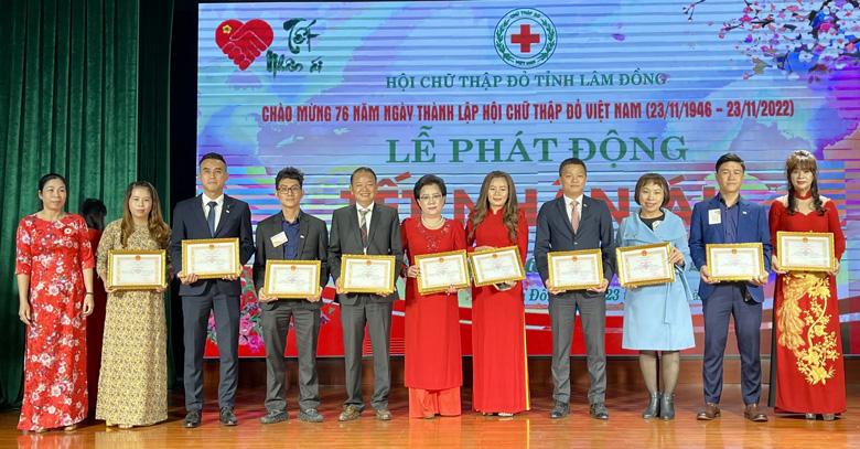 Hội Chữ thập đỏ tỉnh trao tặng giấy khen cho các tập thể, cá nhân có nhiều đóng góp cho công tác nhân đạo từ thiện trong tỉnh năm 2022