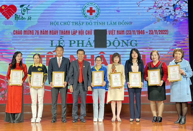Hội Chữ thập đỏ tỉnh trao bảng tri ân tấm lòng vàng của các nhà tài trợ