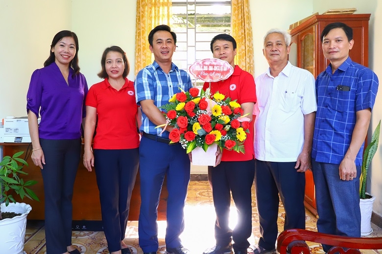 Thường trực Huyện ủy Đạ Tẻh tặng hoa chúc mừng Hội Chữ thập đỏ huyện
