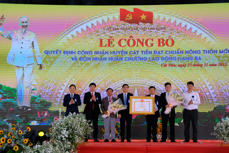 Đại diện lãnh đạo Trung ương, lãnh đạo tỉnh Lâm Đồng đã thừa ủy nhiệm của Thủ tướng Chính phủ, trao Quyết định và bằng công nhận huyện đạt chuẩn nông thôn mới năm 2020 cho Đảng bộ, Chính quyền và Nhân dân huyện Cát Tiên