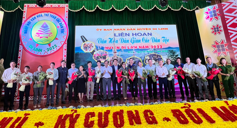 Lãnh đạo huyện Di Linh tặng hoa chúc mừng 19 đoàn tham gia liên hoan