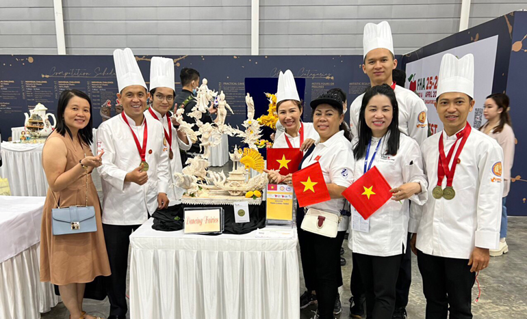 Đoàn nghệ nhân Việt Nam tham dự Cuộc thi Ẩm thực Quốc tế châu Á tổ chức tại Singapore