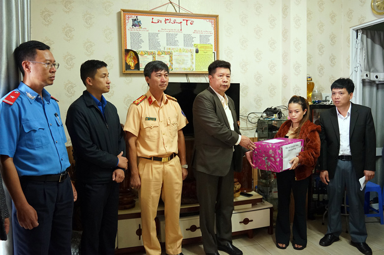 Ông Trương Hữu Hiệp - Giám đốc Sở Giao thông Vận tải, Phó Trưởng Ban ATGT tỉnh và các thành viên đoàn thăm hỏi, động viên gia đình có nạn nhân tử vong do TNGT