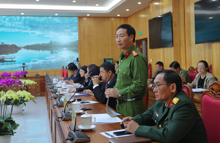 Đại tá Bùi Đức Thịnh - Phó Giám đốc Công an tỉnh Lâm Đồng báo cáo các phương án, kịch bản đảm bảo an ninh trật tự 