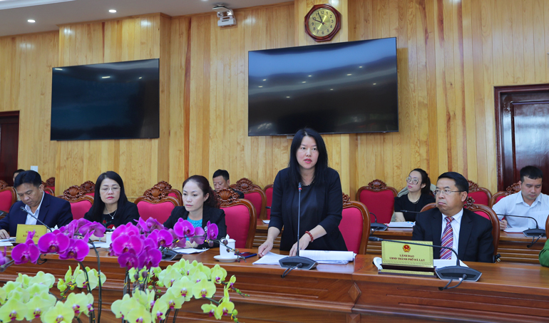 Bà Trần Thị Vũ Loan - Phó Chủ tịch UBND TP Đà Lạt báo cáo công tác chuẩn bị, thi công các hạng mục phục vụ Festival Hoa trên địa bàn thành phố