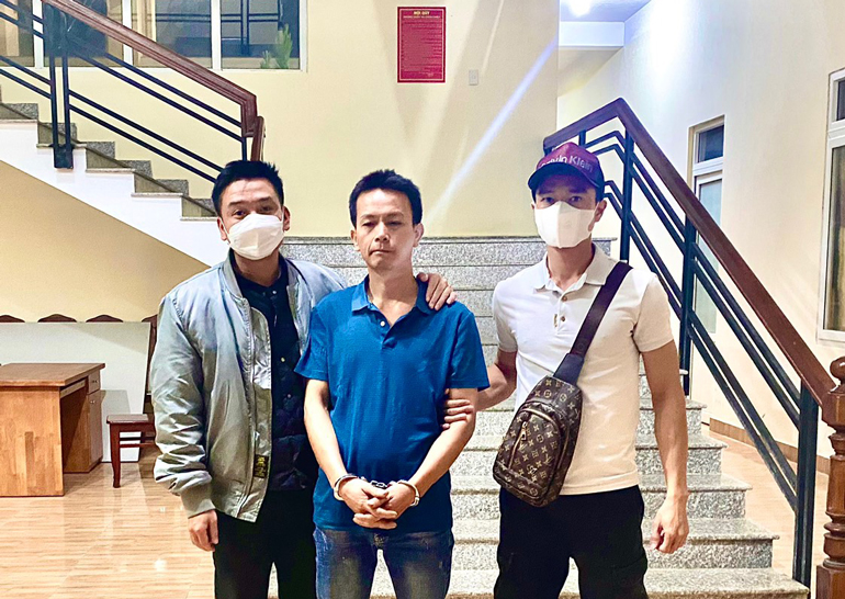 Các trinh sát Phòng Cảnh sát hình sự Công an Lâm Đồng bắt giữ Nguyễn Văn Hùng tại Hà Nội. Ảnh: Công an Lâm Đồng