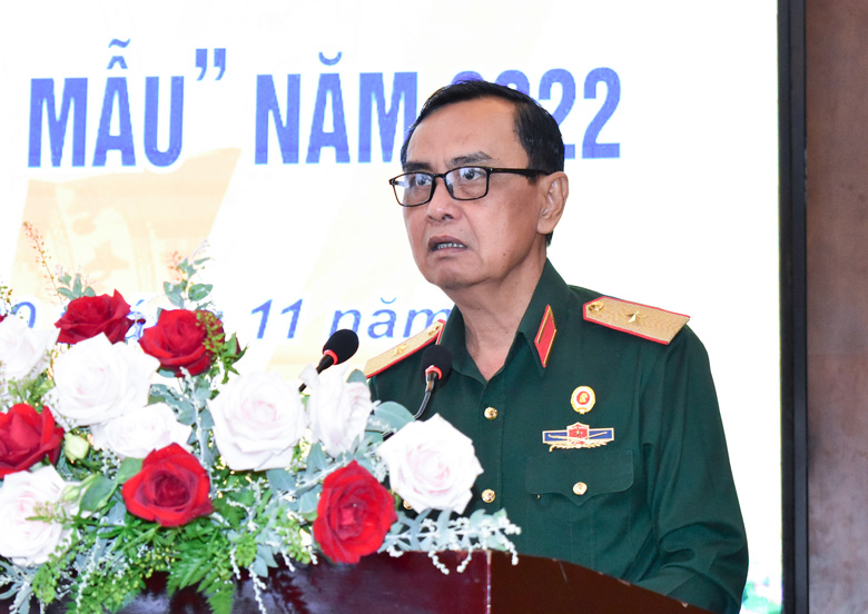 Thiếu tướng Nguyễn Minh Hoàng - Cụm trưởng Cụm thi đua 10 phát biểu tại hội nghị