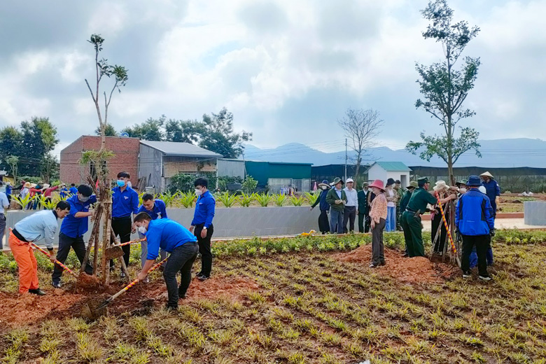 Cán bộ và Nhân dân huyện Đức Trọng ra quân trồng cây tại Công viên xã Phú Hội