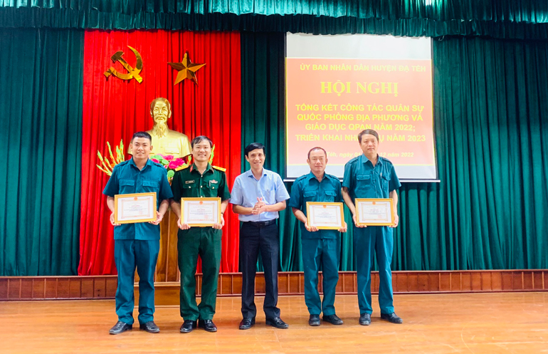 Bí thư Huyện ủy Đạ Tẻh Nguyễn Mạnh Việt tặng giấy khen của UBND huyện cho 4 tập thể