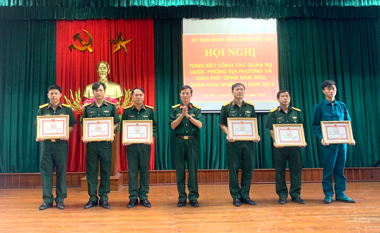 Ban Chỉ huy Quân sự huyện Đạ Tẻh khen thưởng cho các cá nhân