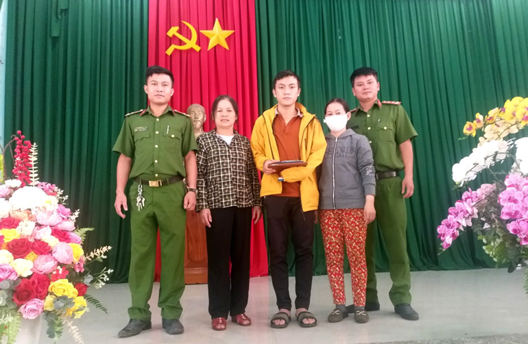 Anh Nguyễn Tiến Duẩn nhận lại tài sản tại Công an xã Hà Lâm