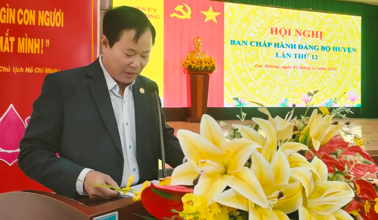 Đồng chí Phạm Triều – Bí thư Huyện ủy, Chủ tịch HĐND huyện Lạc Dương phát biểu kết luận hội nghị