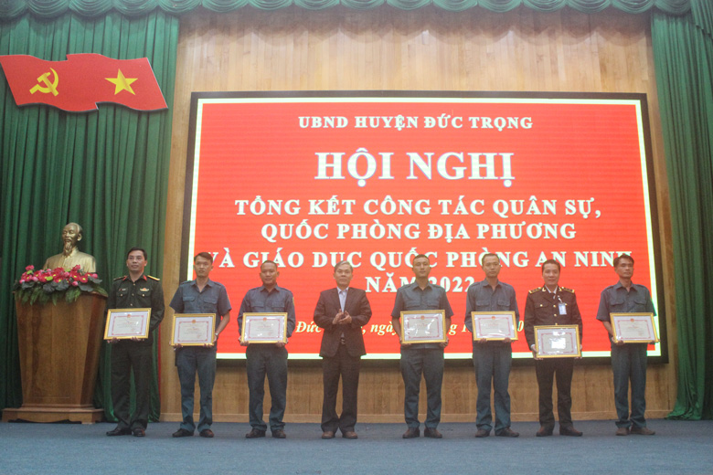 Đồng chí Nguyễn Văn Cường - Chủ tịch UBND huyện, trao giấy khen cho các tập thể, cá nhân có thành tích xuất sắc trong thực hiện nhiệm vụ quốc phòng địa phương năm 2022