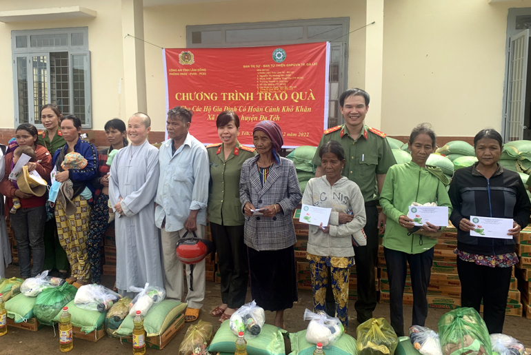 Công an tỉnh Lâm Đồng phối hợp với nhà tài trợ trao tặng quà cho các gia đình có hoàn cảnh khó khăn tại xã Đạ Pal (Đạ Tẻh)