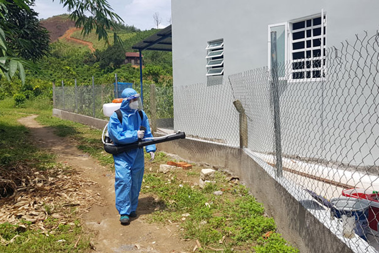 Nhân viên y tế phun hóa chất diệt muỗi tại Thôn 1, xã Rô Men