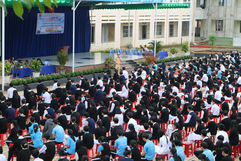 Các trường THPT trên địa bàn huyện Di Linh thường xuyên phối hợp tổ chức tuyên truyền, PBGDPL cho đoàn viên, học sinh