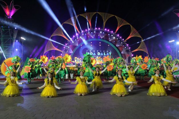 Chương trình nghệ thuật đặc biệt Công bố Festival Hoa Đà Lạt 2022 hứa hẹn sẽ rực rỡ  sắc màu. (Trong ảnh: Một cảnh diễn trong Lễ khai mạc Festival Hoa Đà Lạt lần thứ VII)