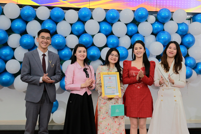 Ban tổ chức Hội thi trao giải nhất cho thí sinh Hoàng Ngọc Loan