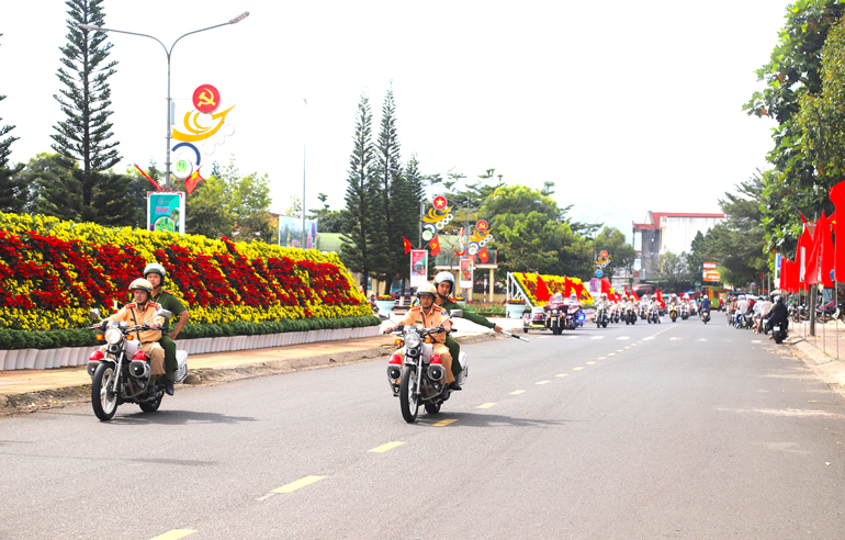 Đoàn diễu qua các tuyến đường trung tâm TP Bảo Lộc hưởng ứng, chào mừng Festival Hoa Đà Lạt năm 2022