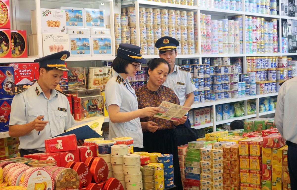 Đội Quản lý thị trường số 3, Cục Quản lý thị trường tỉnh Hà Nam kiểm tra, kiểm soát các mặt hàng bánh kẹo...trong dịp cuối năm