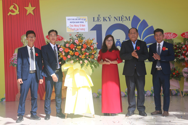 Lãnh đạo Huyện ủy, UBND huyện Đam Rông tặng hoa chúc mừng thầy và trò nhà trường