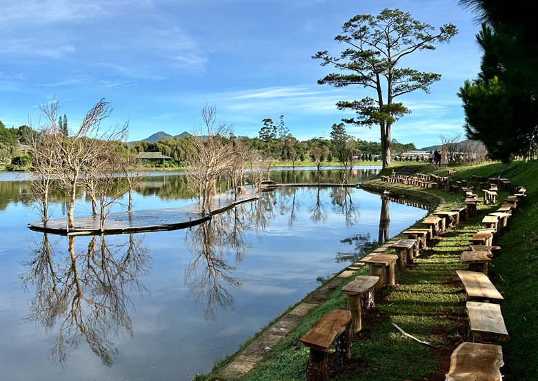 Sân khấu nổi thơ mộng trên mặt hồ Xuân Hương