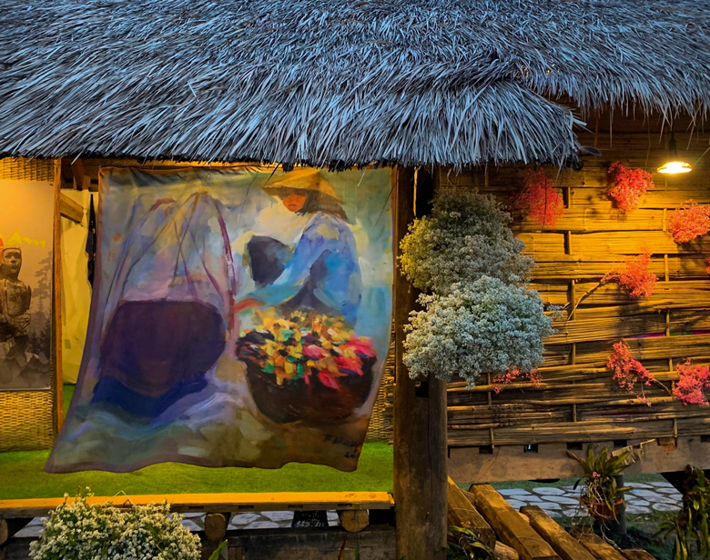 Gánh hàng hoa - Tranh sơn dầu của NSND Trà Giang trên nền lụa Vietnam Silk House