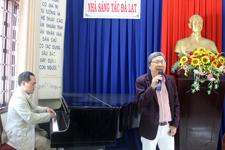 Nghệ sĩ Ưu tú Đình Nghĩ trình bày ca khúc của mình trong cuộc giao lưu với văn nghệ sĩ Đà Nẵng tại Đà Lạt