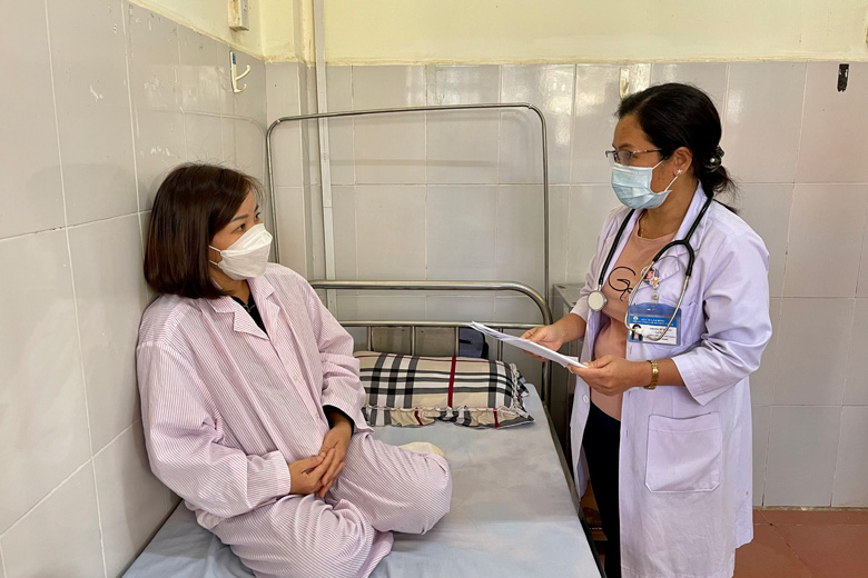 Khám và tư vấn cho bệnh nhân sốt xuất huyết tại Trung tâm Y tế Lâm Hà