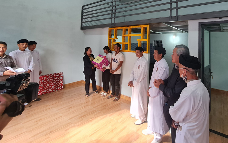 Tổ chức trao tặng nhà, tặng quà cho gia đình Lơ Mu  Ya Lep, xã Tà Nung