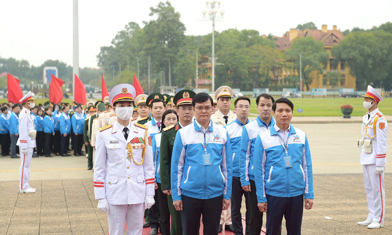 Đoàn đại biểu làm lễ báo công và viếng Lăng Chủ tịch Hồ Chí Minh