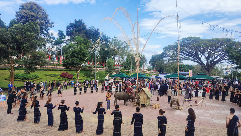 Nam thanh nữ tú đội cồng chiêng ở các xã biểu diễn phục vụ du khách tại Ngày hội Văn hoá các dân tộc huyện Di Linh