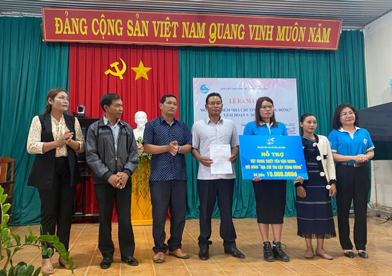 UBND xã Bảo Thuận trao quyết định và Hội LHPN tỉnh trao vật dụng vận hành mô hình “Địa chỉ tin cậy cộng đồng” tại thôn KaLa KRọt