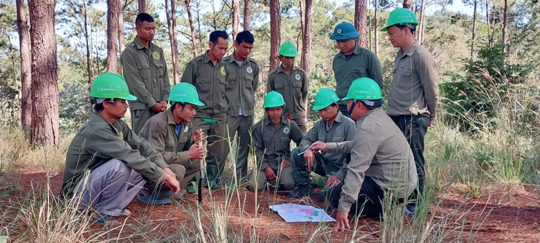 Lực lượng kiểm lâm và các hộ nhận khoán họp bàn phân chia khu vực tuần tra quản lý, bảo vệ rừng.
