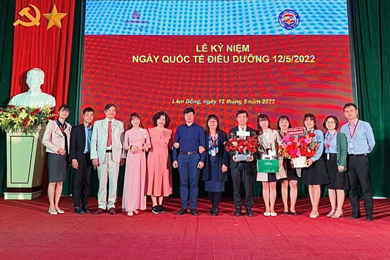 Đoàn công tác TP Hồ Chí Minh phối hợp với Sở Y tế Lâm Đồng trao thưởng cho các điển hình bác sỹ, điều dưỡng của Lâm Đồng tham gia chống dịch COVID-19 tại TP Hồ Chí Minh