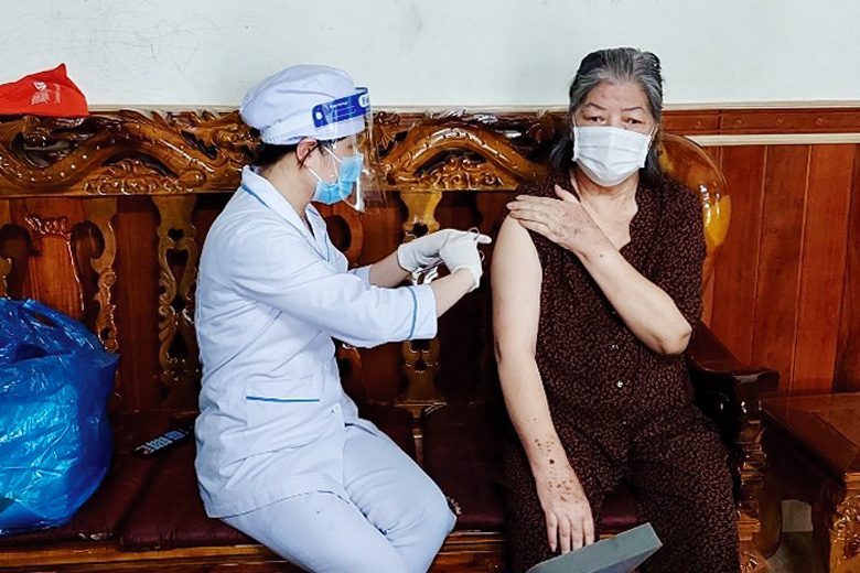 Điều dưỡng tiêm vắc xin phòng COVID-19 tại nhà cho người bệnh cao tuổi ở TP Đà Lạt
