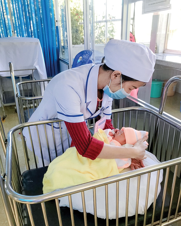 Điều dưỡng chăm sóc trẻ sơ sinh tại Trung tâm Y tế Đức Trọng