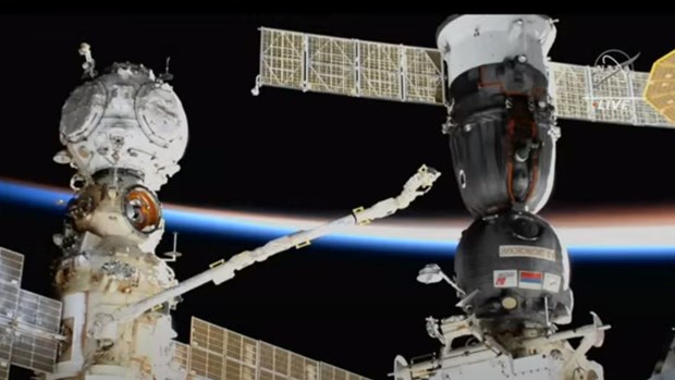 Kiểm tra tàu vũ trụ Soyuz bằng cánh tay robot